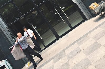 昨日11時許，新華聯(lián)國際公寓門口，一男子將電視等賭具轉移，后被警方控制