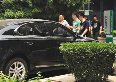 昨日下午，北京警方從新華聯(lián)國際公寓內帶出一名男子