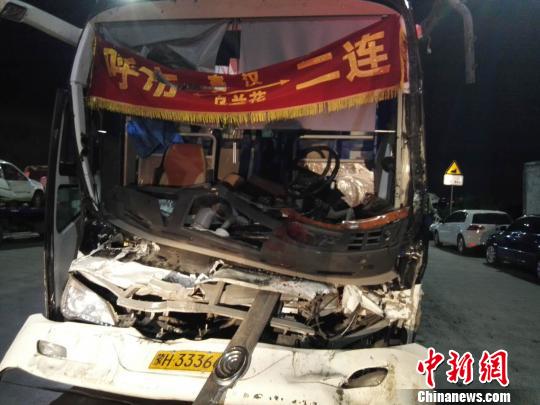 圖為載客大巴車，受損嚴重。