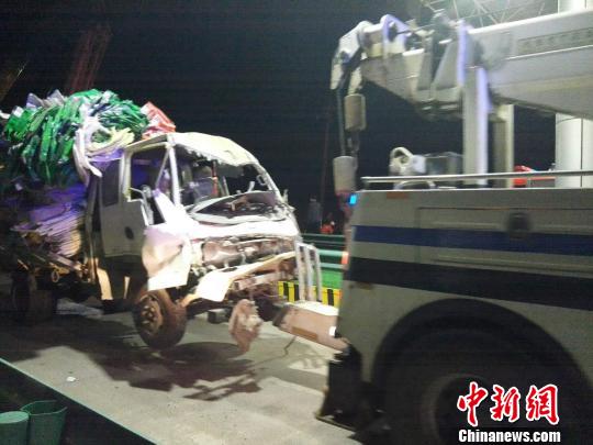 圖為事故清障車運送受損車輛。