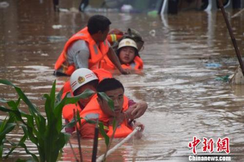 資料圖：6月20日，貴州省黔西南州暴雨成災(zāi)。圖為消防員抗洪救人?！∏髂舷?攝