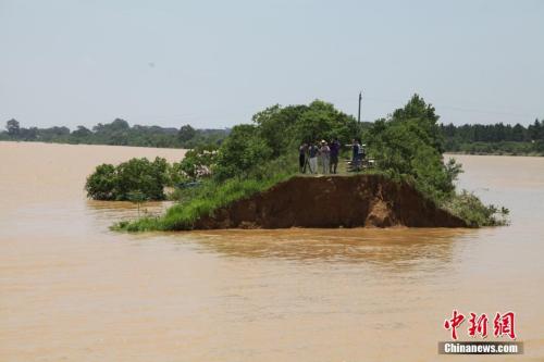 資料圖：6月21日，江西鄱陽縣濱田水庫泄洪道河堤(濱田河)潰口現(xiàn)場。 王劍 攝
