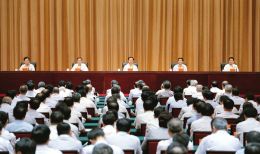 上圖為全省領(lǐng)導(dǎo)干部會議會場。 本報(bào)記者李聯(lián)軍攝