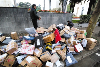 2015年11月19日，江蘇省南京市，河海大學校園外的路上大堆的快遞。圖/視覺中國