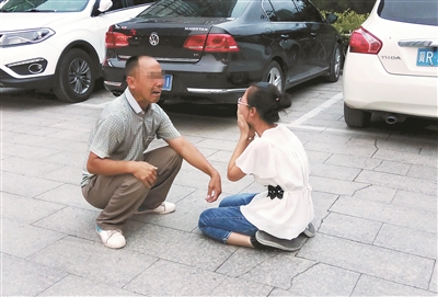 一位來(lái)自山西的父親，在燕郊找到陷入傳銷組織的女兒，當(dāng)街痛哭，求女兒回家