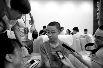 14歲的最小新生黃家琪淡定接受記者群訪。