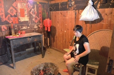 邱巧媚經(jīng)常一個人坐在屋里發(fā)呆。本版圖片京華時報記者 韓林君 攝