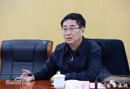 通報指出，張洪寶眼看著幾年前還不知名的個體老板搖身一變成為大企業(yè)家，心里既艷羨又發(fā)酸，滋生了“我為他們贏得了好的發(fā)展機(jī)遇，收些款物就權(quán)當(dāng)是對我這些年辛勤工作的一種補(bǔ)償”的念頭。于是他開始熱衷于與身邊的企業(yè)老板拉拉扯扯、勾肩搭背，剛開始只是幾頓飯、幾張卡，日積月累，越陷越深，不給錢不辦事，給了錢才辦事，在東麗人稱