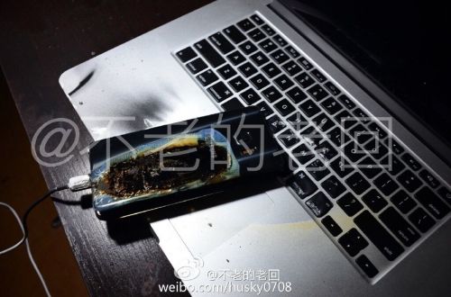 根據(jù)圖片來看，蘋果MacBook Pro筆記本觸控面板左邊部分被熏黑，而且該網(wǎng)友也提供了充電設備，就是三星Note 7原裝充電器。