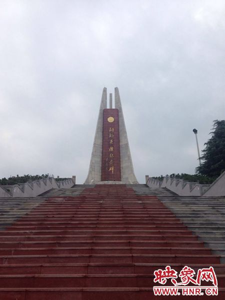 桐柏是革命老區(qū)，英雄紀(jì)念碑位于南端翠屏山上。