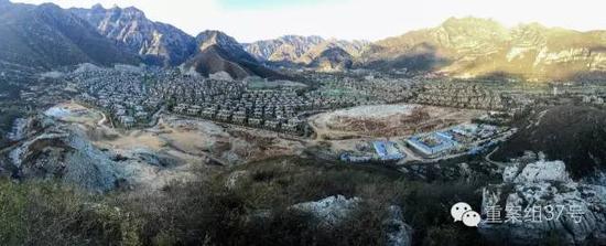 河北淶水“青青小鎮(zhèn)”1-6期全景圖，上百棟別墅組成的別墅群依山而建。部分山體被炸平，準(zhǔn)備建起聯(lián)排雙拼別墅。    新京報(bào)記者 大路 攝