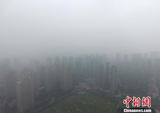  1月5日，重慶主城上空一片灰蒙蒙。