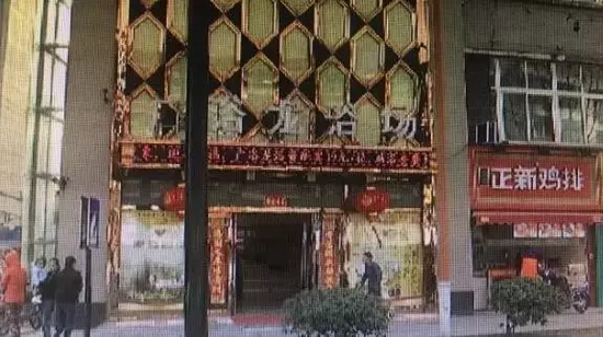 張阿姨說(shuō)，附近柜臺(tái)一名工作人員，說(shuō)什么也不讓她在這塊走廊哄孫女，幾句不和，雙方吵了起來(lái)。