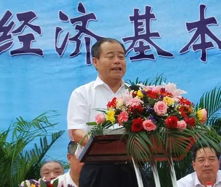 信發(fā)集團(tuán)發(fā)展成為一家集發(fā)電、供熱、氧化鋁、電解鋁、碳素、燒堿、聚氯乙烯、電石、鋁深加工等產(chǎn)業(yè)于一體的現(xiàn)代化大型企業(yè)集團(tuán)，位于山東聊城茌平縣。2016年10月，信發(fā)集團(tuán)董事局主席張學(xué)信在接受山東商報采訪時表示，44年企業(yè)沒有一名員工離職。