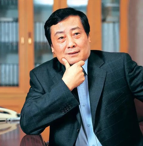 靠一瓶一瓶賣水發(fā)家的娃哈哈董事長宗慶后曾接受《環(huán)球時報》采訪表示，企業(yè)家社會責(zé)任除了體現(xiàn)在為社會創(chuàng)造財富，解決更多就業(yè)，以及增加稅收貢獻(xiàn)，再者就是要把員工照顧好，讓員工在企業(yè)發(fā)展，收入生活水平提高。