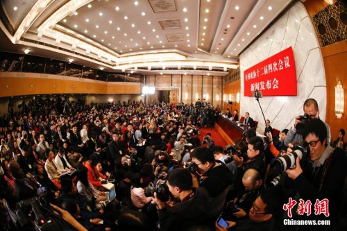 資料圖：2016年3月2日，全國(guó)政協(xié)十二屆四次會(huì)議新聞發(fā)布會(huì)在北京人民大會(huì)堂舉行，大會(huì)新聞發(fā)言人王國(guó)慶回答記者提問(wèn)。 中新社記者 杜洋 攝