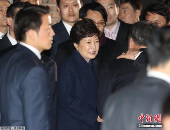樸槿惠抵達(dá)私宅面帶微笑。