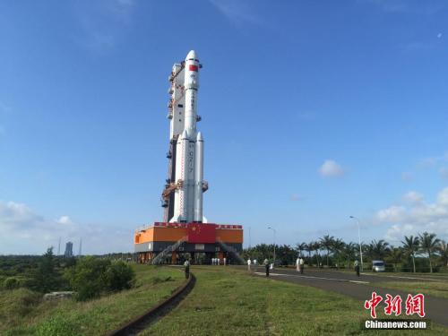 4月17日7時(shí)30分，承載著長征七號(hào)遙二運(yùn)載火箭與天舟一號(hào)貨運(yùn)飛船組合體的活動(dòng)發(fā)射平臺(tái)，垂直轉(zhuǎn)運(yùn)至發(fā)射區(qū)，標(biāo)志著“天舟一號(hào)”飛行任務(wù)正式進(jìn)入發(fā)射階段。閆寧 攝