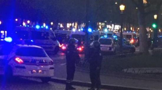據(jù)英國廣播公司（BBC）消息，巴黎警方稱，巴黎中部發(fā)生槍擊事件，一名警察死亡，另一名受傷。