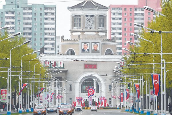 4月25日是朝鮮人民軍建軍85周年紀(jì)念日。圖為24日的平壤街頭。