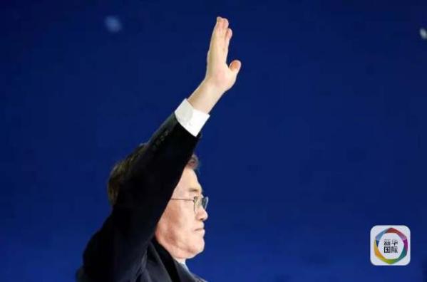 目前民調(diào)領(lǐng)先的共同民主黨候選人文在寅方面當(dāng)天上午表示，強(qiáng)行在星州部署“薩德”的做法“無(wú)視國(guó)民意愿和程序”，實(shí)際上切斷了下屆政府針對(duì)“薩德”相關(guān)政策的判斷余地。