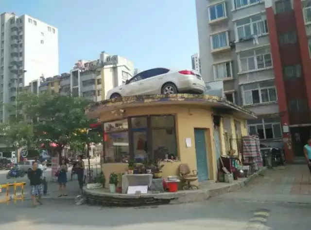 女司機(jī)與保安沖突停車(chē)堵門(mén) 物業(yè)雇吊車(chē)讓其上天