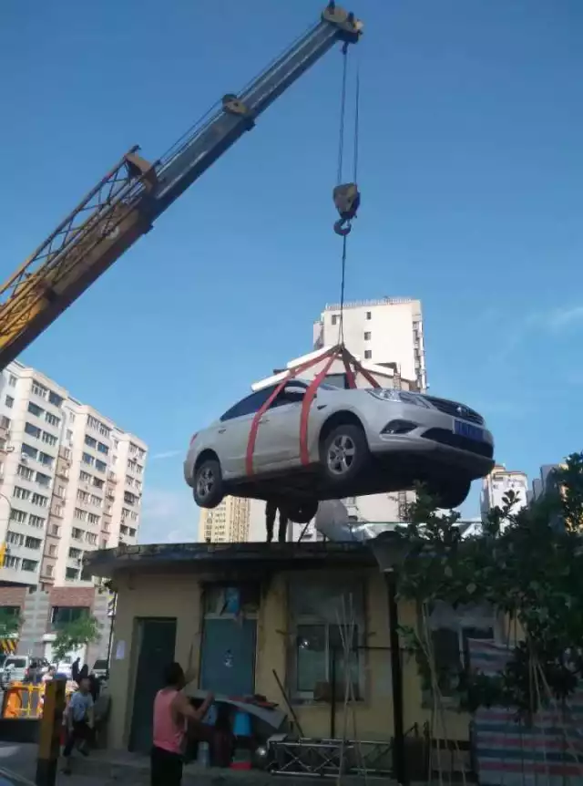女司機(jī)與保安沖突停車(chē)堵門(mén) 物業(yè)雇吊車(chē)讓其上天