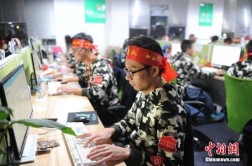 資料圖：安徽蕪湖某電商迎戰(zhàn)雙十一。中新社記者 張婭子 攝