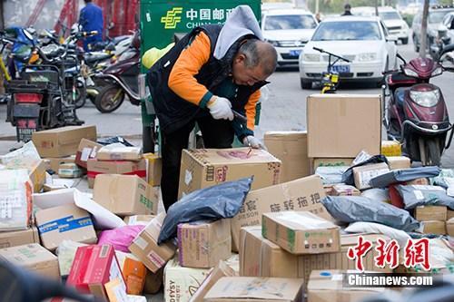 資料圖：11月2日，山西太原，物流工作人員正在分揀快遞。中新社記者 張云 攝