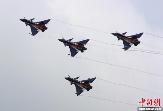 資料圖：殲-10表演機(jī)。<a target='_blank'  _fcksavedurl='http://www.chinanews.com/' _fcksavedurl='http://www.chinanews.com/'>中新社</a>發(fā) 申進(jìn)科 攝
