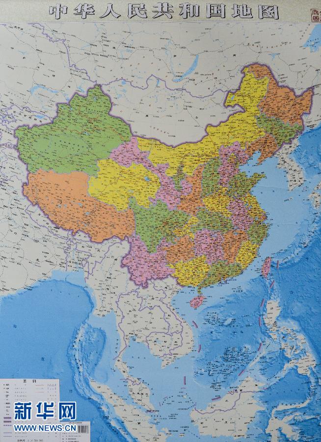 這是6月23日拍攝的豎版《中華人民共和國(guó)地圖》。