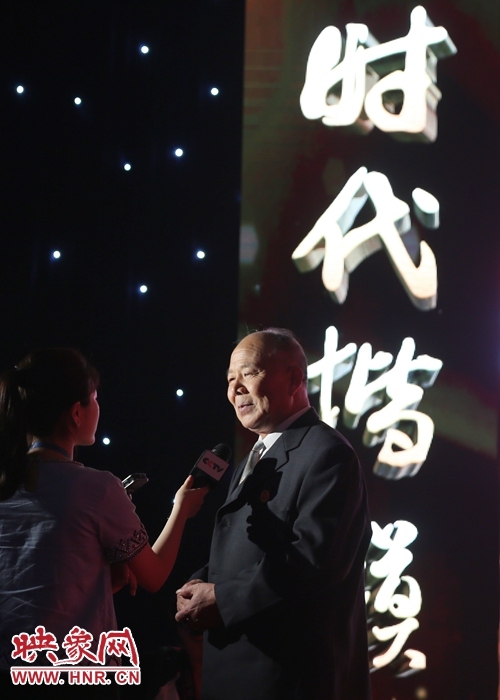 河南鄧州“編外雷鋒團”團長宋清梅，在“時代楷?！卑l(fā)布廳接受中央媒體現(xiàn)場采訪。