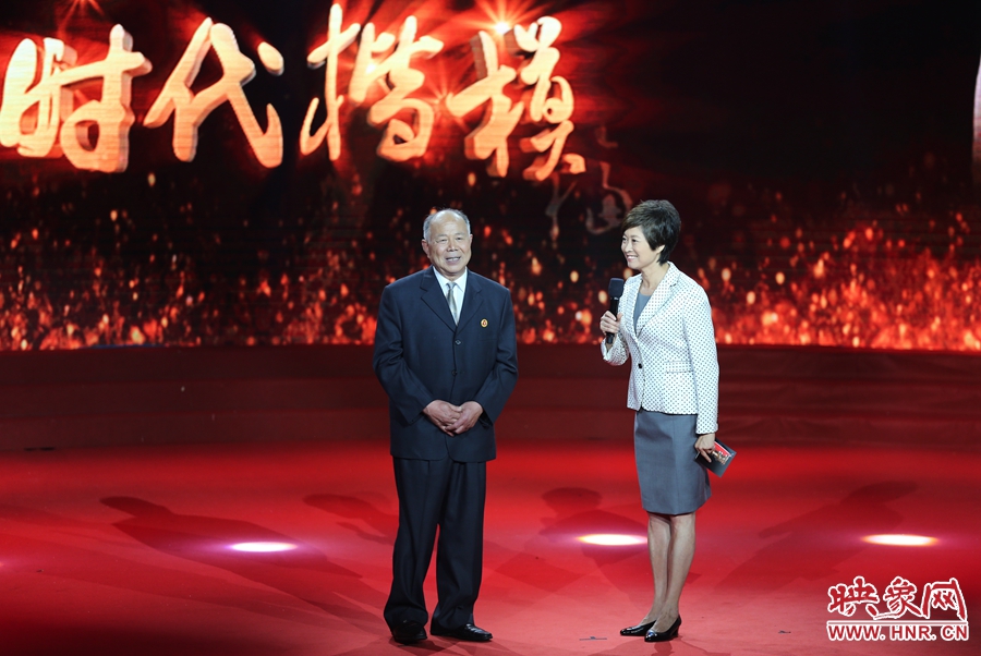 河南鄧州“編外雷鋒團”團長，在“時代楷模”發(fā)布廳接受敬一丹訪問。