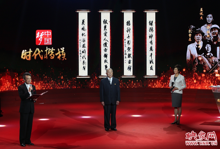 朗誦者現(xiàn)場朗誦贊河南鄧州“編外雷鋒團”的楹聯(lián)。