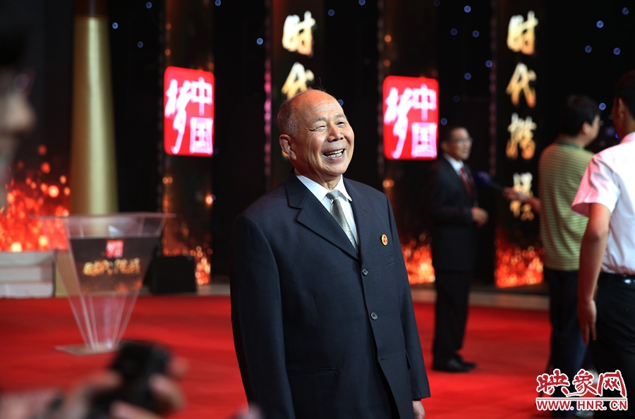 河南鄧州“編外雷鋒團”被中宣部授予“時代楷?！睒s譽稱號，團長宋清梅非常激動和高興。