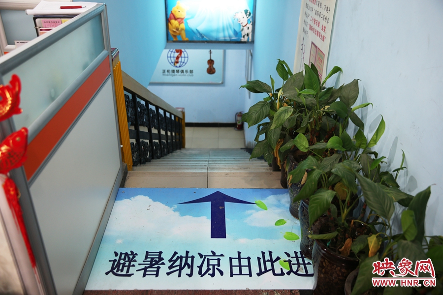 金水區(qū)人防（珠江琴行）納涼點入口處的明顯標(biāo)識。