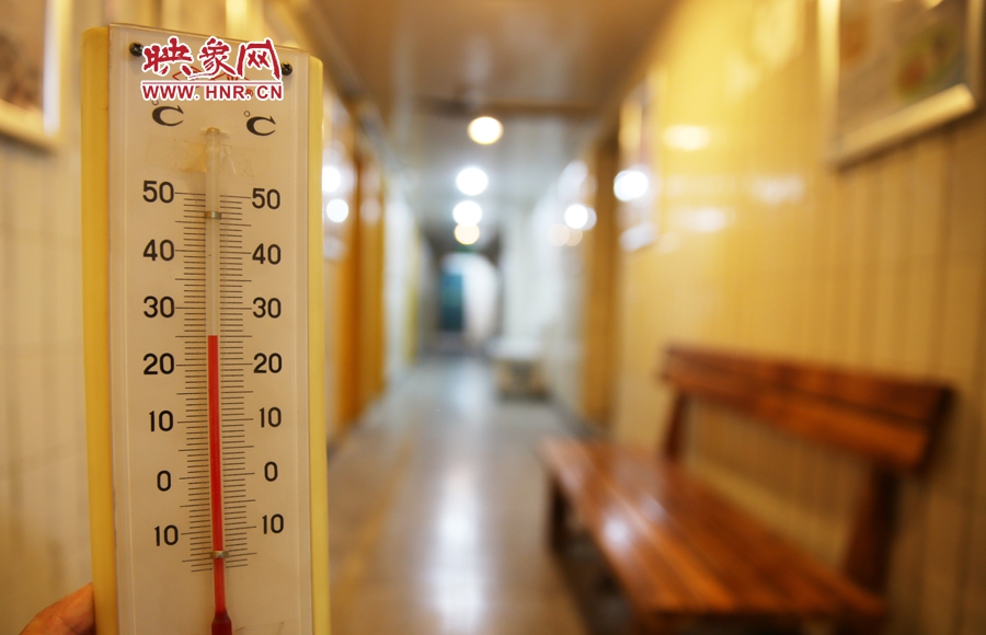 金水區(qū)人防辦（珠江琴行）納涼處溫度為25度。