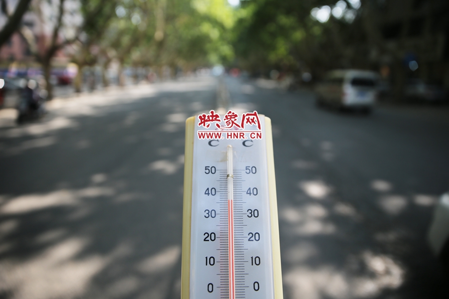 7月8日下午15時30分，人民路樹陰處溫度為36度，比人防納涼處高11度。