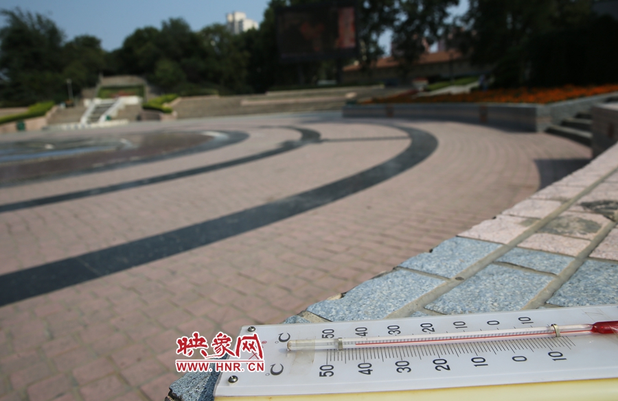 7月8日下午15時46分，紫荊山公園地表溫度為42度（溫度計放置地面測量），比人防納涼處高17度。