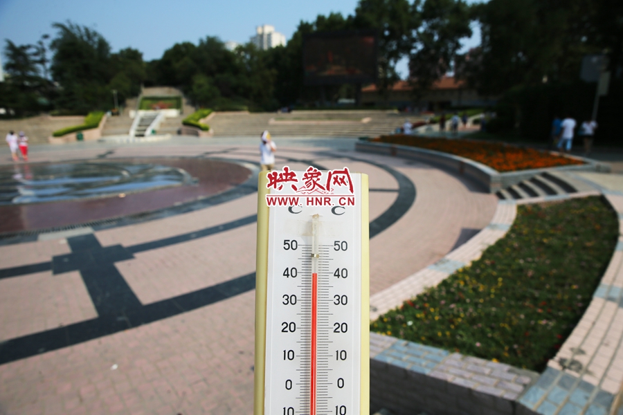7月8日下午，紫荊山公園氣溫為39度（溫度計懸空測量），相比人防納涼處高14度。