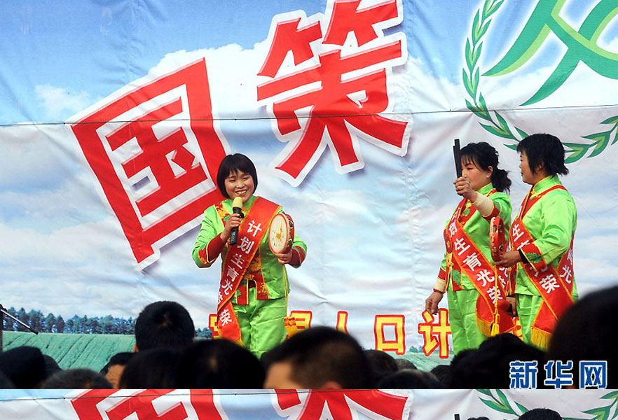 說唱演員在河南省寶豐縣街頭宣傳計(jì)劃生育政策（2008年2月19日攝）。