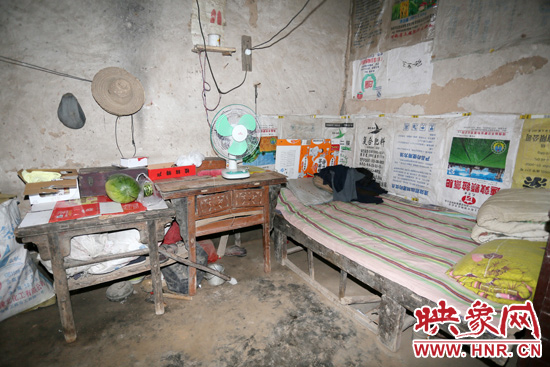 老人的居住條件十分簡陋。