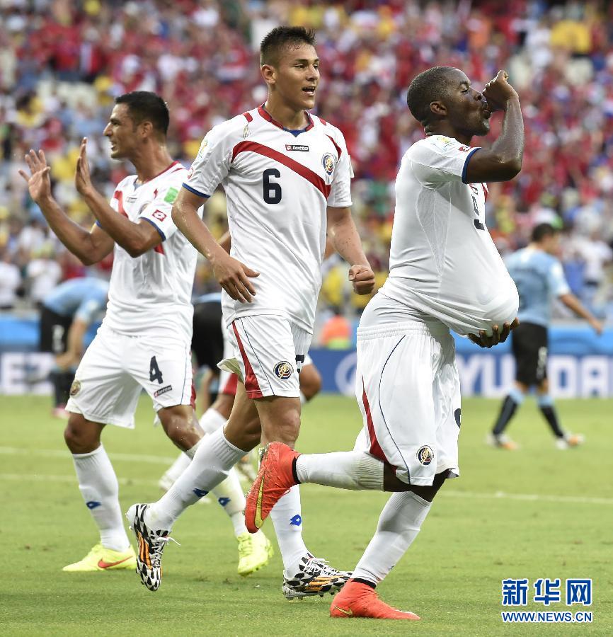 6月14日，哥斯達(dá)黎加隊球員喬·坎貝爾（右一）進(jìn)球后將足球塞進(jìn)衣服內(nèi)慶祝。