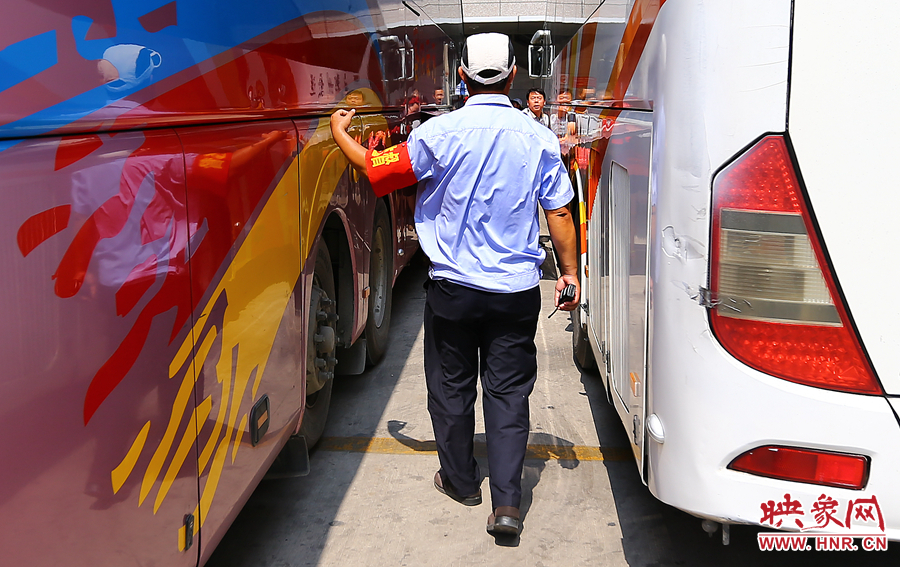 在車場指揮了十來分鐘，調(diào)度員的后背已被汗水浸透
