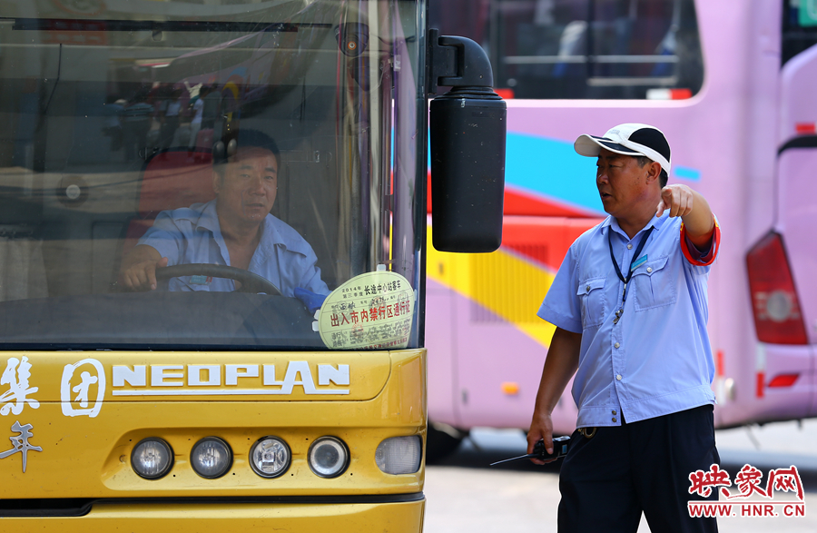 車場內(nèi)眾多汽車發(fā)動機(jī)的噪音，使得調(diào)度員和司機(jī)交流都需要加大音量