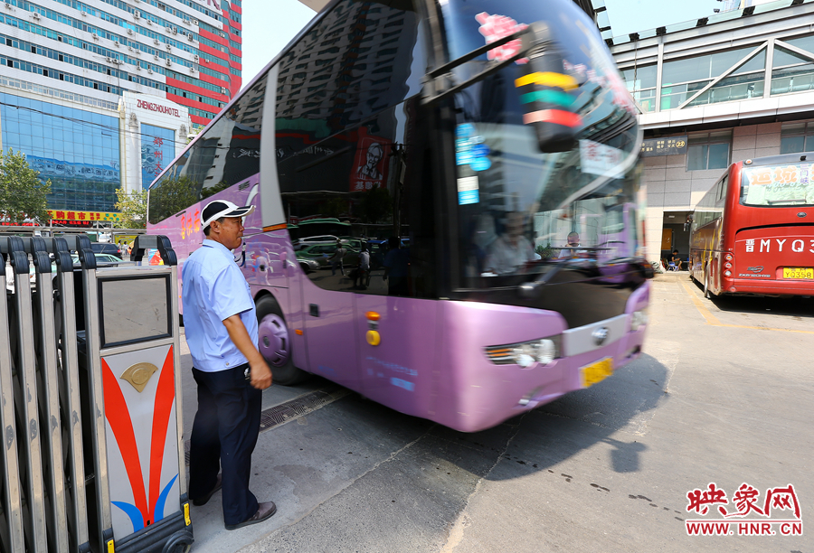 車場內(nèi)車輛順暢時，調(diào)度員還要在門口迎車指揮