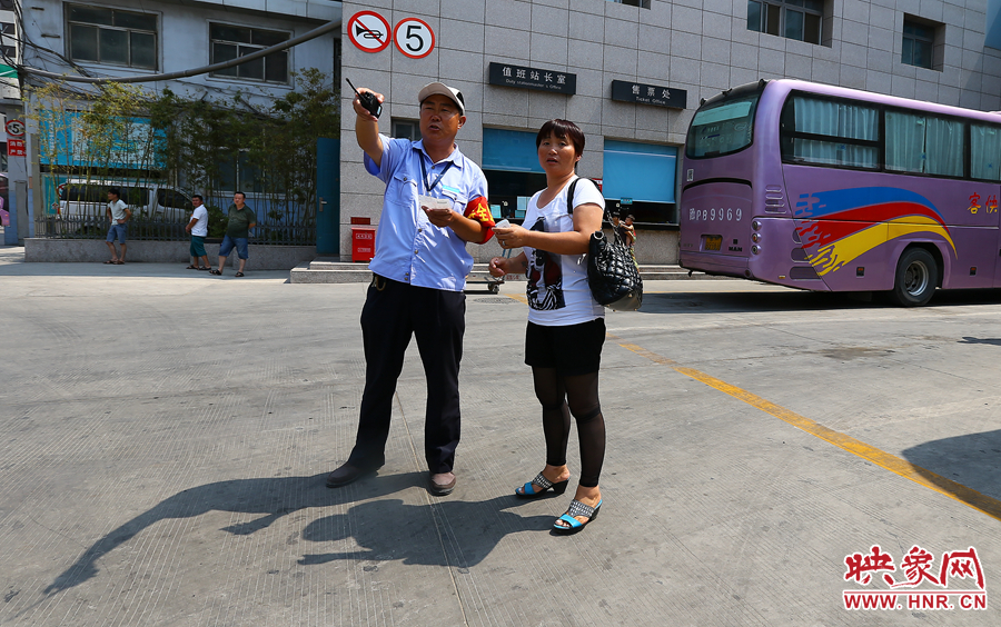調(diào)度員不僅要保證車輛安全通暢，還肩負(fù)著疏導(dǎo)旅客的工作