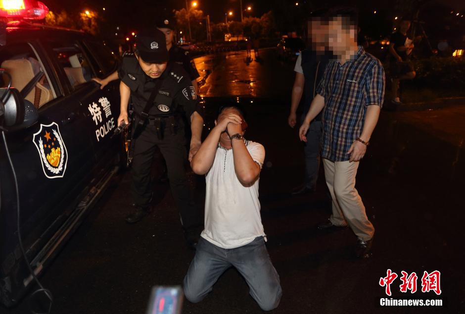 7月24日晚,南京警方將查獲的酒后駕駛車輛的男子控制后,該男子的同伴跪地求情。