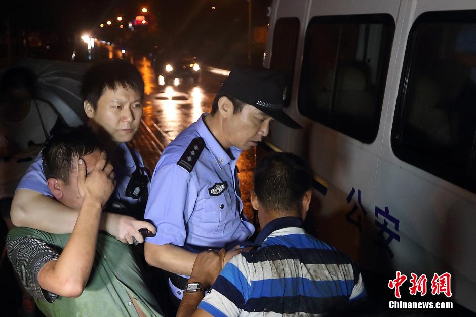 7月24日晚,南京警方將查獲的酒后駕駛車輛的男子控制,該男子涉嫌酒后駕車、肇事逃逸。
