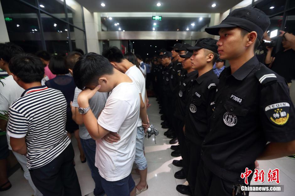 7月24日晚,南京警方將抓獲的以福建、江西、河南、湖北、黑龍江等多個外省市的涉及傳銷人員集中帶回。